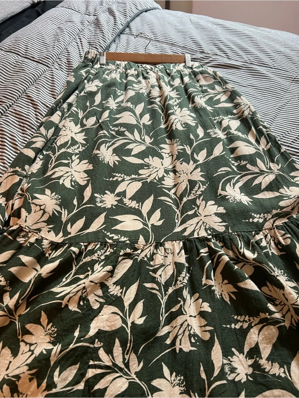 Abercrombie Linen-Blend Tiered Maxi Skirt (M) - Picture 2 of 4